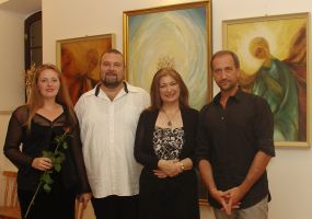 Andrássy Krisztina, Andrássy Frigyes, Sass Sylvia, Thierry Pillon (háttérben Sass Sylvia "Madonna és két angyal" c. festménytrilógiája)